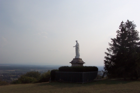 Statue de la vierge au-dessus de Givry